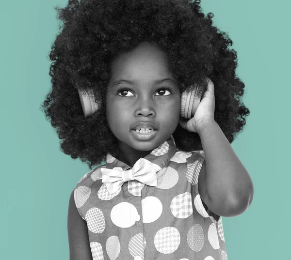 Urocza dziewczynka w słuchawkach — Zdjęcie stockowe