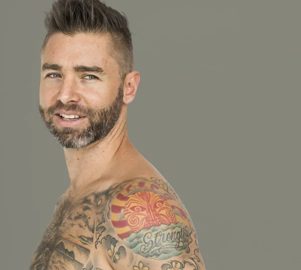 Hombre guapo tatuado — Foto de Stock