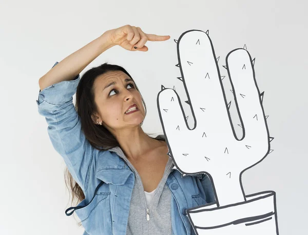 Vrouw bedrijf cactus — Stockfoto