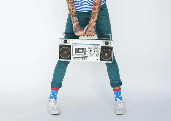 Mulher posando com boombox — Fotografia de Stock