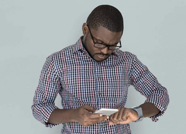 Man using smartphone — Stock Photo, Image