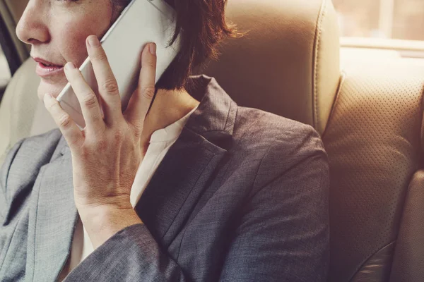 Zakenvrouw hebben op smartphone — Stockfoto