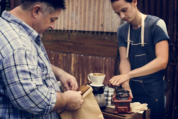 Man koffie producten te verkopen — Stockfoto