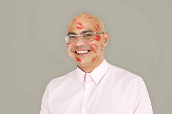 Uomo con rossetto baci sul viso — Foto Stock