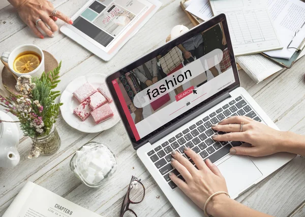 Mujer usando portátil en la mesa — Foto de Stock