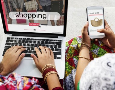 Dizüstü bilgisayarı ve akıllı telefonu olan kadınlar