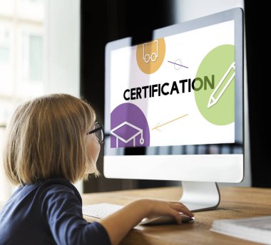 bilgisayar kullanan küçük kız