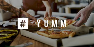 moda tasarımcıları pizza dilimleri kapma