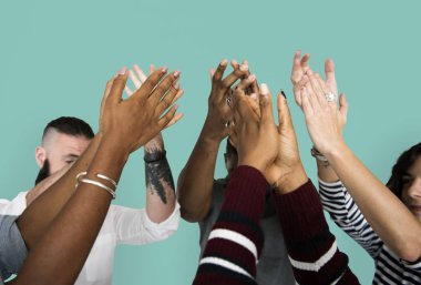 İnsanlar ellerini alkışlar