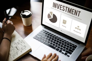 Dizüstü bilgisayar kullanan kadın