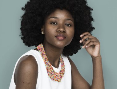 afro saç modeli olan kadın
