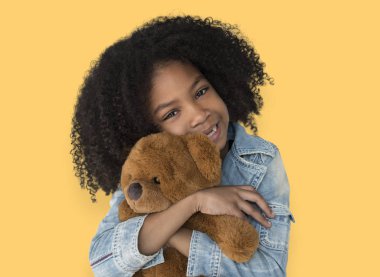 Kucaklayan kız oyuncak ayı