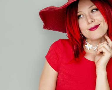 Kafkas kadın Kızıl saçlı ve şapka