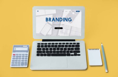 Dizüstü bilgisayarda yazan kadın klavyesi