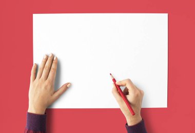  kağıt üzerine çizim eller