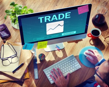 Bilgisayar kullanan bir iş adamı  