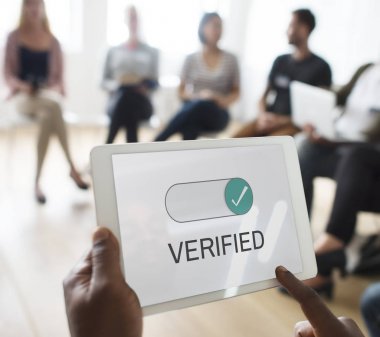 Dijital tablet kullanan kişi