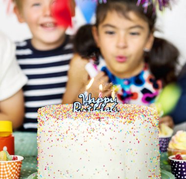 Çocukların doğum günü kutluyor