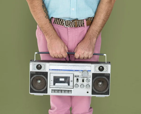 Uomo che tiene Radio Boombox — Foto Stock