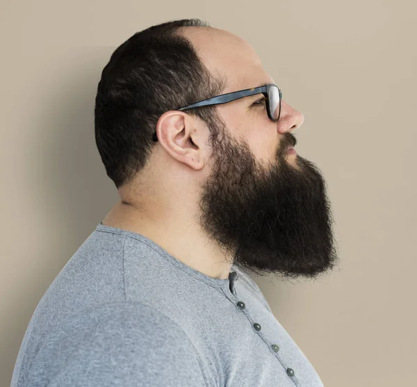 Человек с бородой позирует в студии — стоковое фото