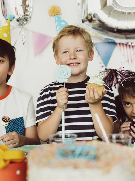 Grupo de niños celebrando cumpleaños — Foto de Stock