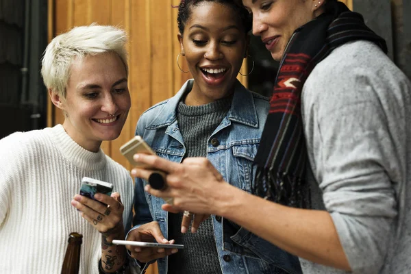 Frauen nutzen Mobiltelefon — Stockfoto