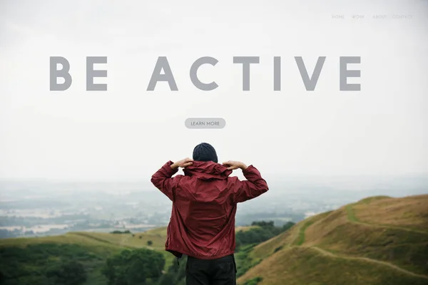 Homme debout sur les collines de montagne — Photo