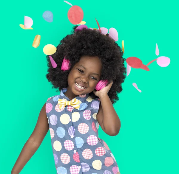 Чарівна маленька дівчинка в навушниках — стокове фото