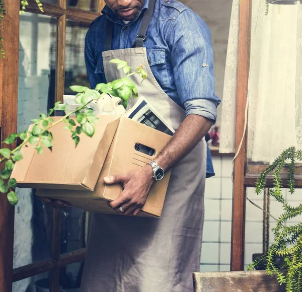 Homem transportando caixa de papel — Fotografia de Stock