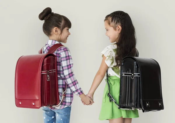 Meninas dando a mão juntos — Fotografia de Stock