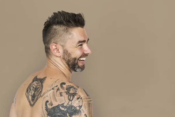 Tetovált jóképű férfi — Stock Fotó