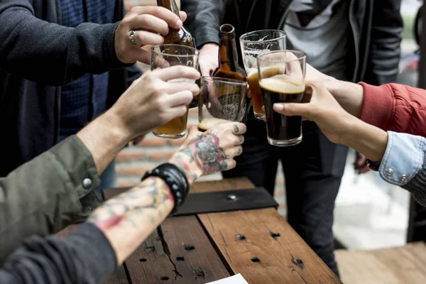 İnsanlar şerefe bira ile — Stok fotoğraf