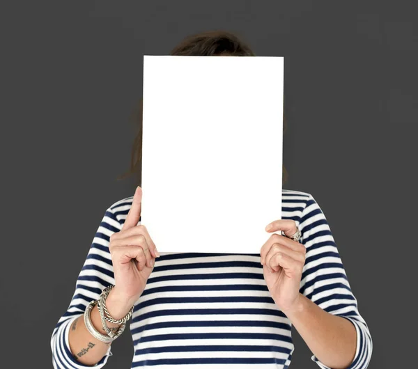 Mulher segurando placa em branco — Fotografia de Stock