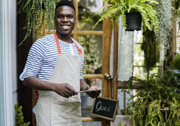 Man met tablet voor Retail Shop — Stockfoto