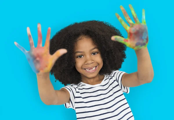Mädchen zeigt Hände in bunter Farbe — Stockfoto