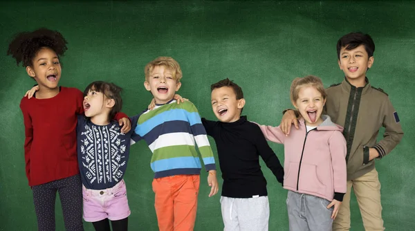 Enfants souriants dans le studio — Photo