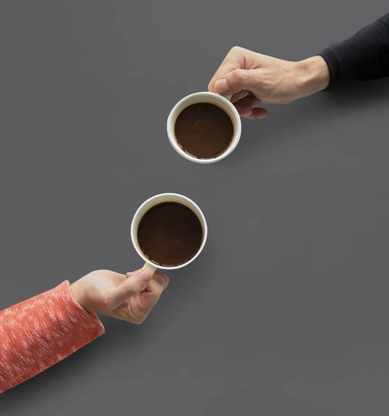 Mãos humanas segurando xícaras de café — Fotografia de Stock