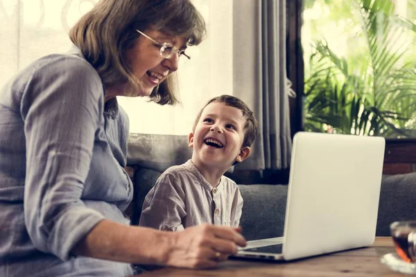 Büyükanne ve torunu dizüstü bilgisayar kullanarak — Stok fotoğraf