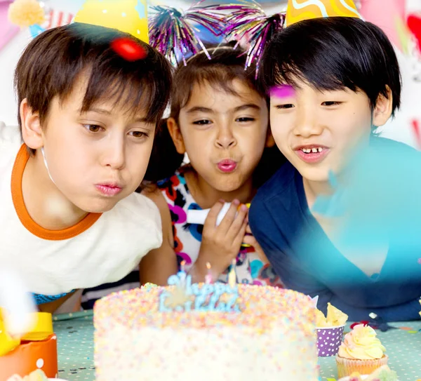 I bambini festeggiano il compleanno — Foto Stock