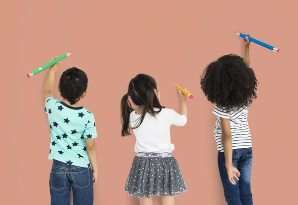 Kinder malen an Wand — Stockfoto