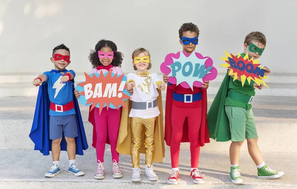 Supereroe Bambini che giocano insieme — Foto Stock