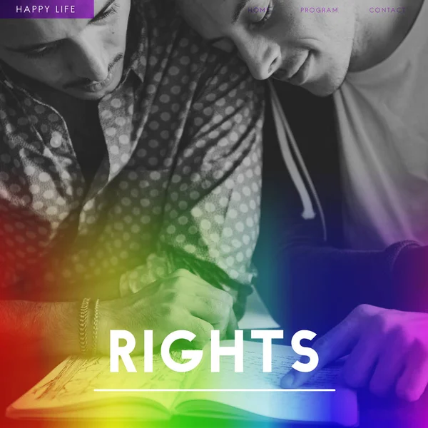 Молодая гомосексуальная пара читает книгу — стоковое фото
