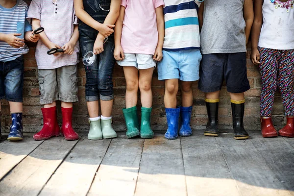 Barnen håller förstoringsglas för utforska — Stockfoto