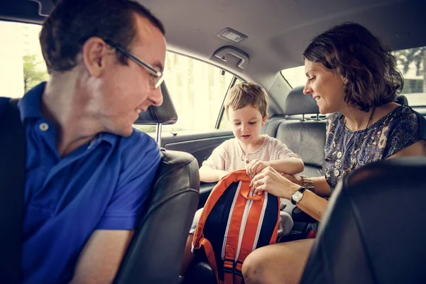 Родители в машине с маленьким сыном — стоковое фото