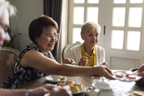 Starsi ludzie jedzą śniadanie — Zdjęcie stockowe