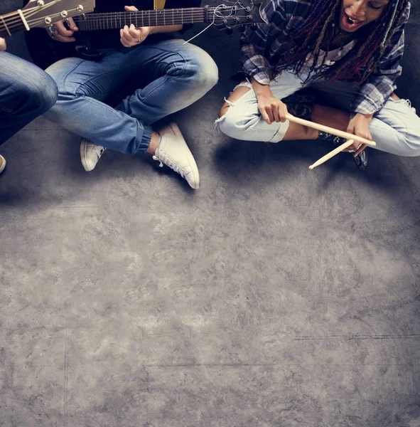 Personer spelar gitarr — Stockfoto