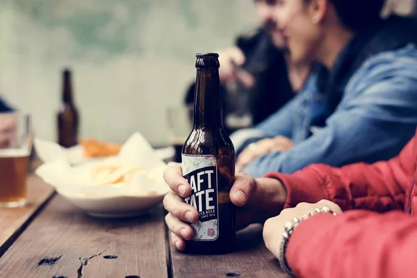 Friends drink Craft Beer — Stock Photo, Image