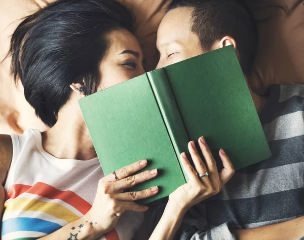 Ásia lésbicas casal com livro — Fotografia de Stock