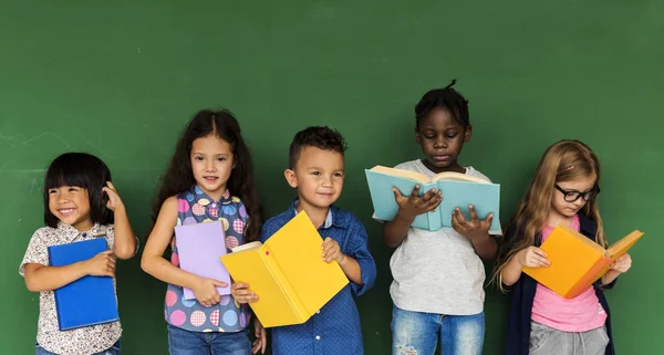 Дети в школе читают книги — стоковое фото
