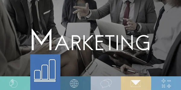 Geschäftsleute diskutieren Marketingplan — Stockfoto